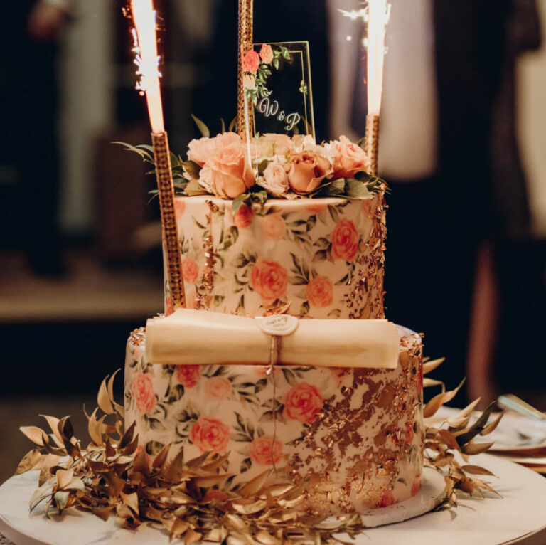 Druk spożywczy na torcie, demonstrujący zaawansowaną technikę dekoracji cukierniczej