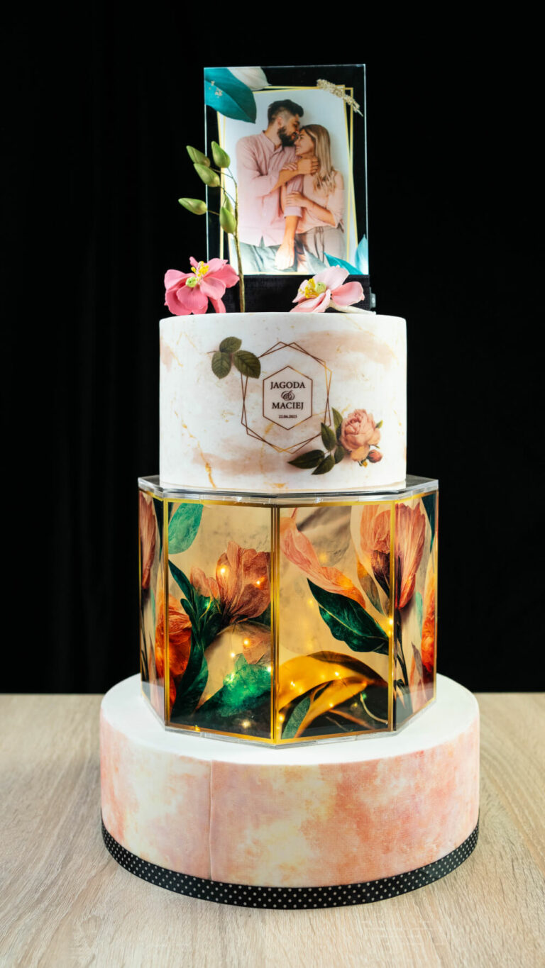 Druk spożywczy na torcie, demonstrujący zaawansowaną technikę dekoracji cukierniczej