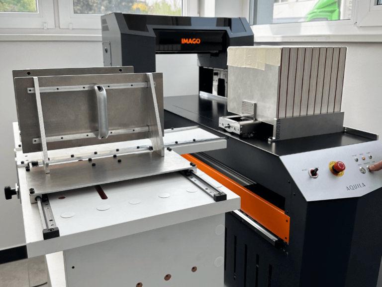 druk na brzegach książek