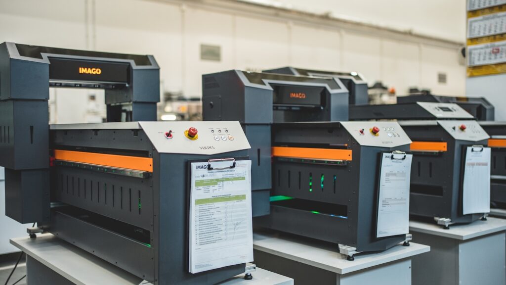 Druk Single-Pass vs. Drukarka UV - Ploter drukujący. Kompletne Porównanie dla Przedsiębiorców