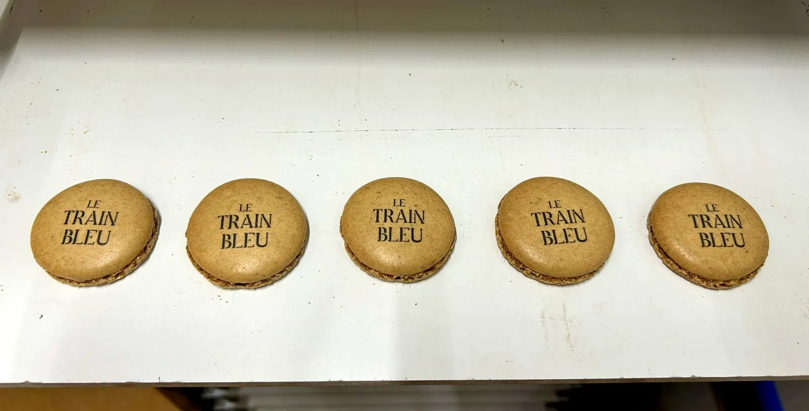 Rangée macarons Le Train Bleu — IMAGO