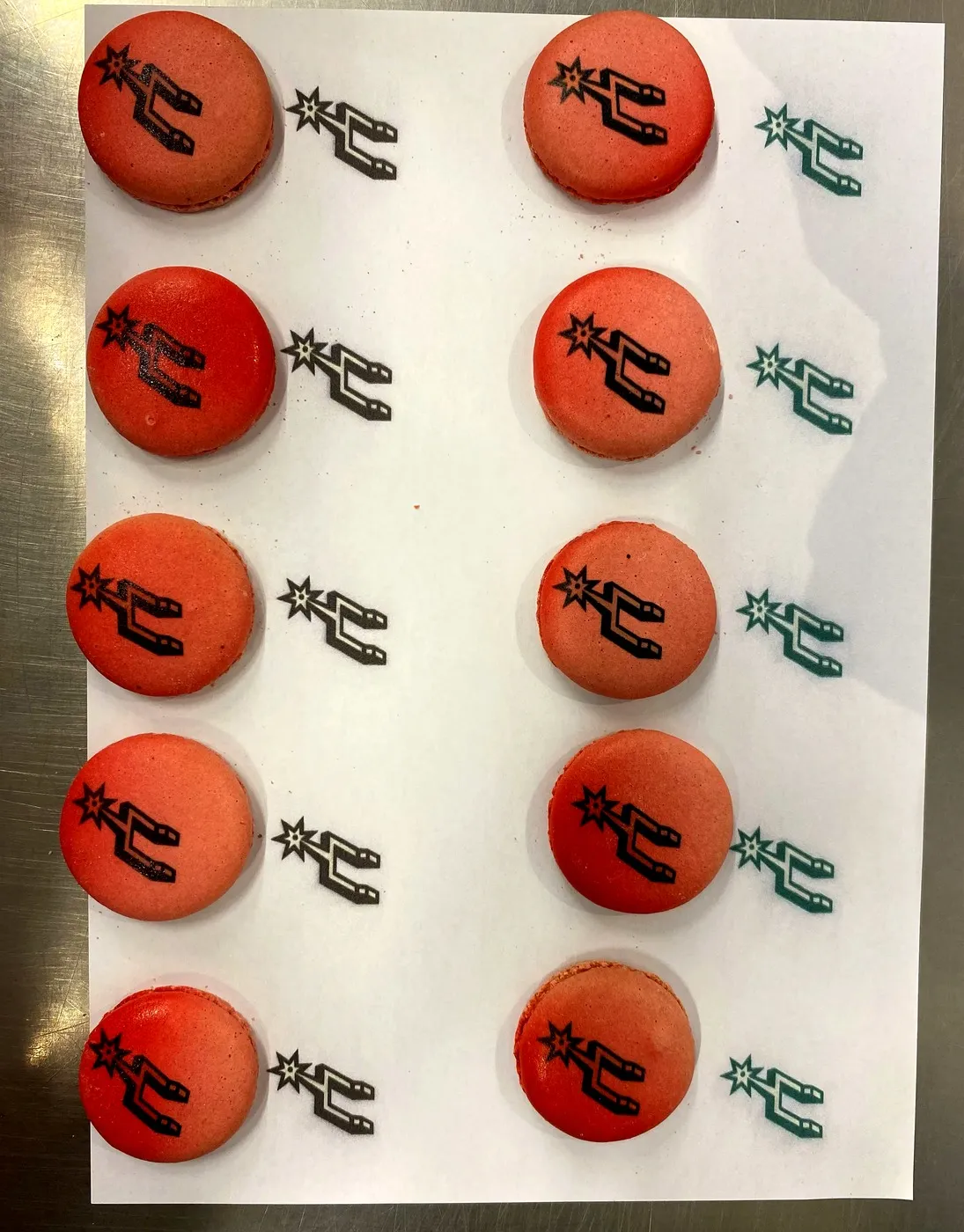 Macarons rouges avec logo imprimés IMAGO